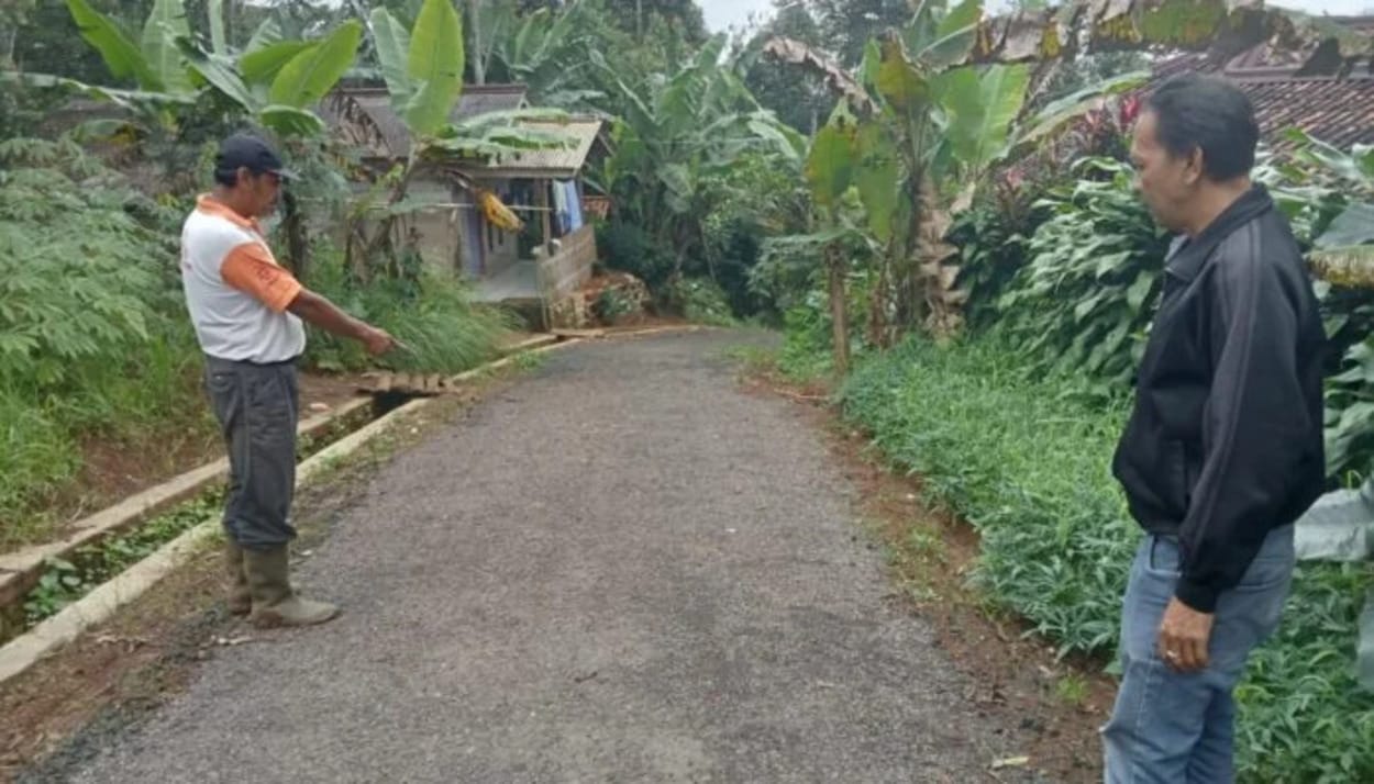 Viral Video Jalan Aspal Baru Diperbaiki Sudah Rusak, Begini Penjelasan Kades Cijangkar Nyalindung