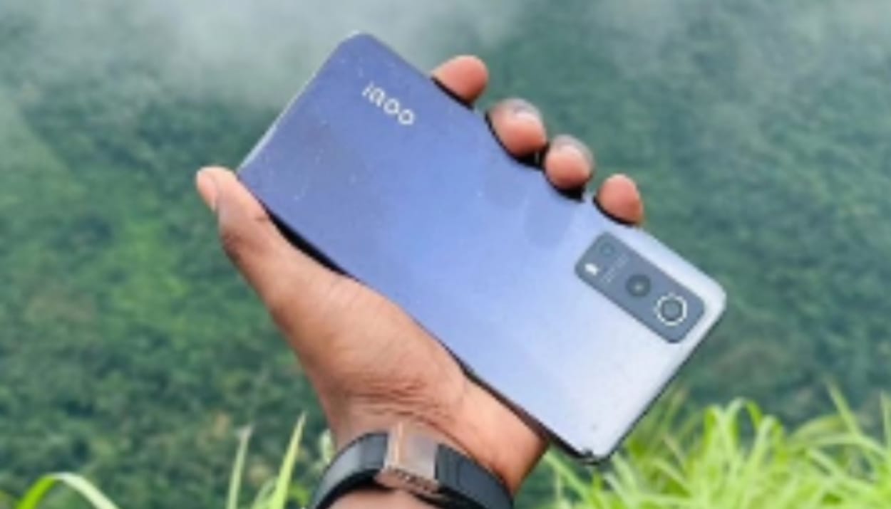 iQOO 13_ Smartphone Gaming Premium dengan Layar AMOLED dan Snapdragon 8 Elite_(instagram_@iqoo__13)
