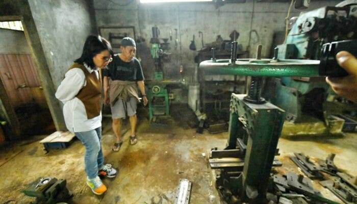 Amanda Soemedi Sambangi Perajin Golok di Cibatu Sukabumi