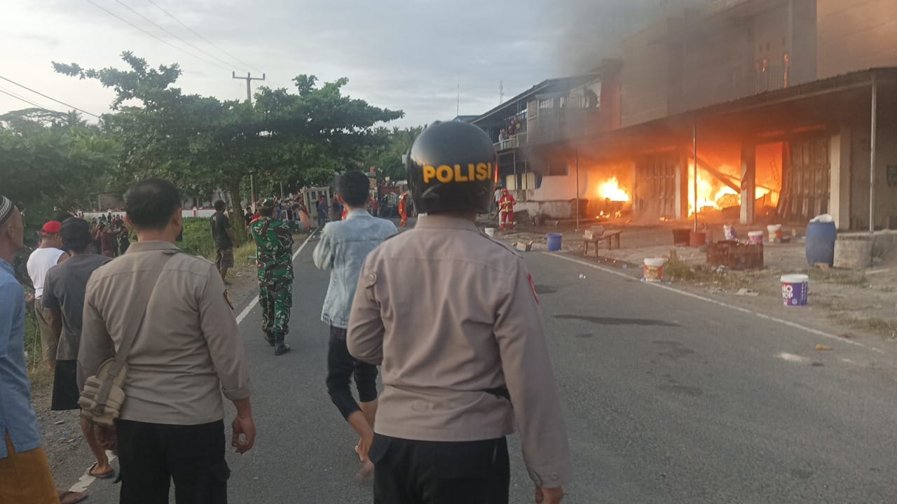 Kebakaran Melanda Sebuah Ruko di Cianjur