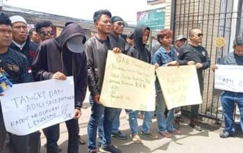 Puluhan Warga Lengkong, Desak Kejari Kab. Sukabumi Periksa Kades Neglasari Korupsi Dana Desa