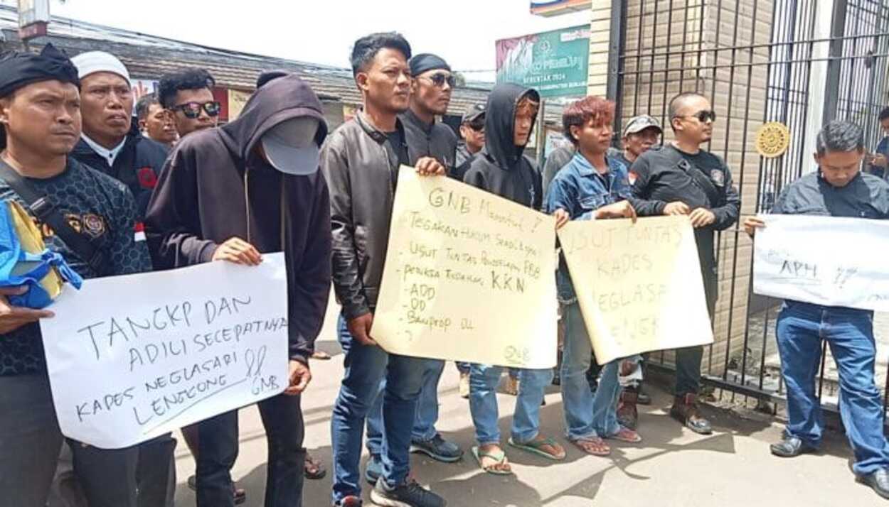 Puluhan Warga Lengkong, Desak Kejari Kab. Sukabumi Periksa Kades Neglasari Korupsi Dana Desa