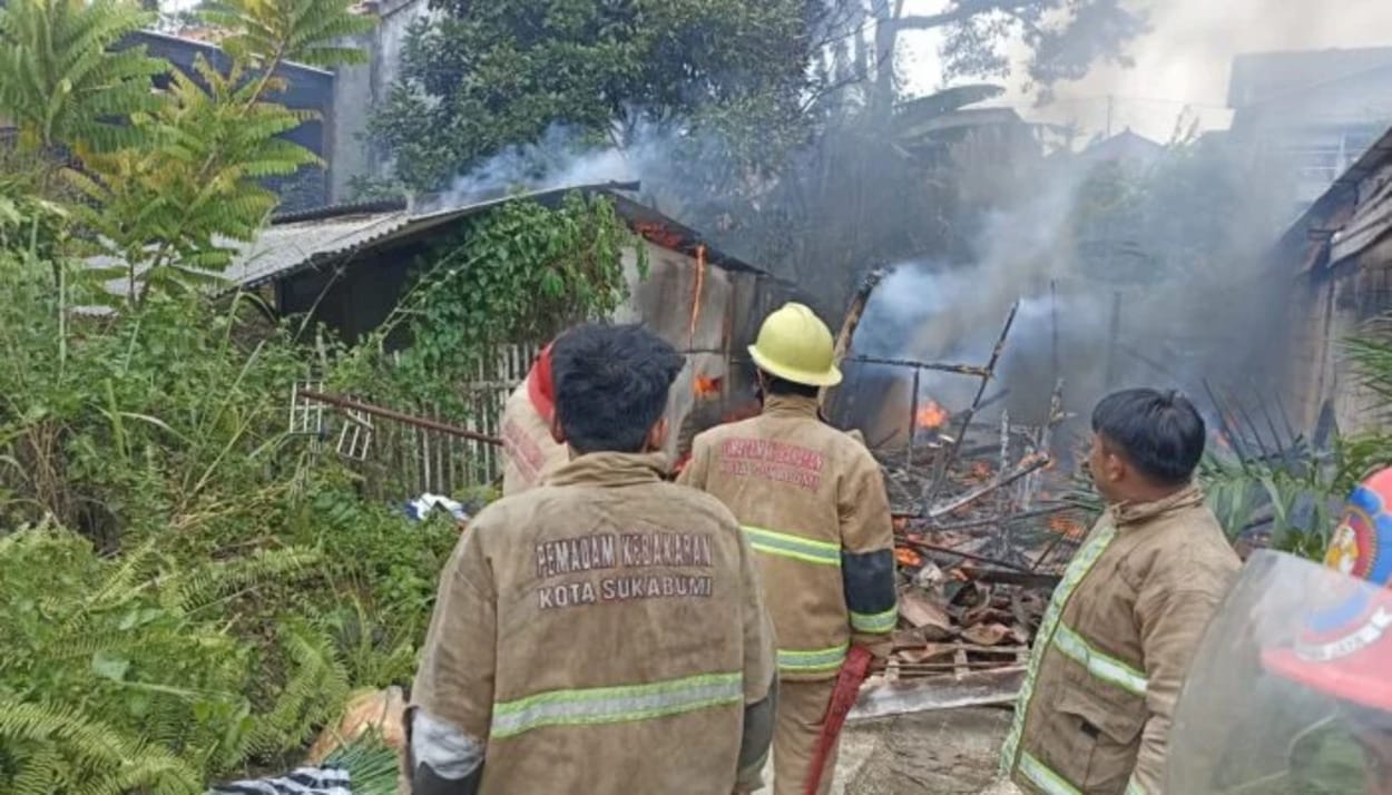 Rumah Semi Permanen Warga Cijangkar Kota Sukabumi Ludes Terbakar, Kerugian Capai Rp110 Juta