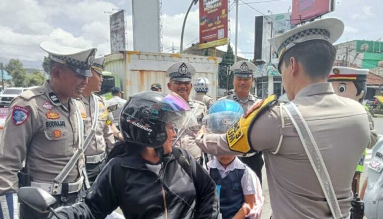 Satlantas Polres Sukabumi Kota, Berikan Edukasi Pengendara Saat Gelar Ops Keselamatan Lodaya 2025