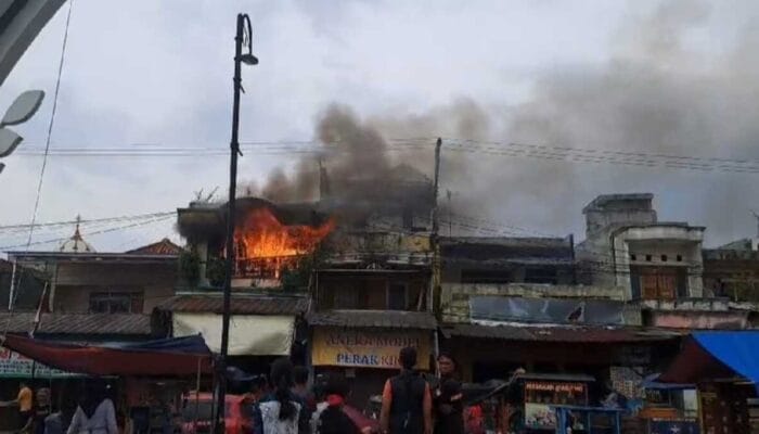 Toko Famili Antik di Ciranjang Cianjur Kebakaran