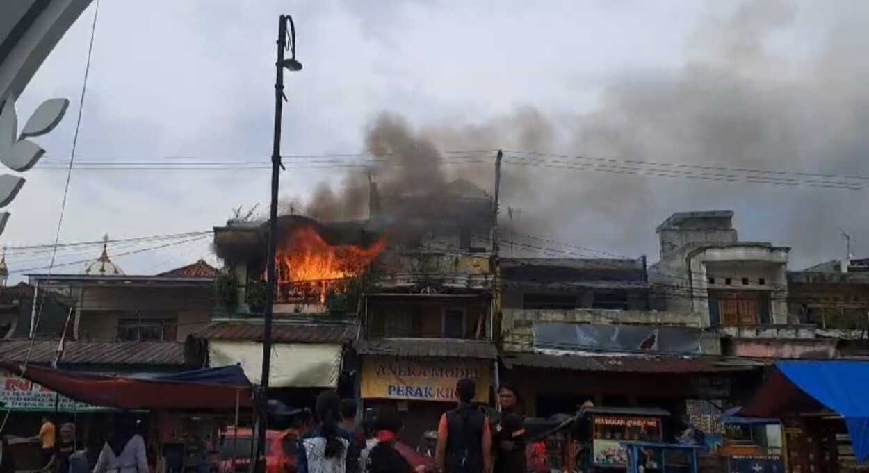 Toko Famili Antik di Ciranjang Cianjur Kebakaran