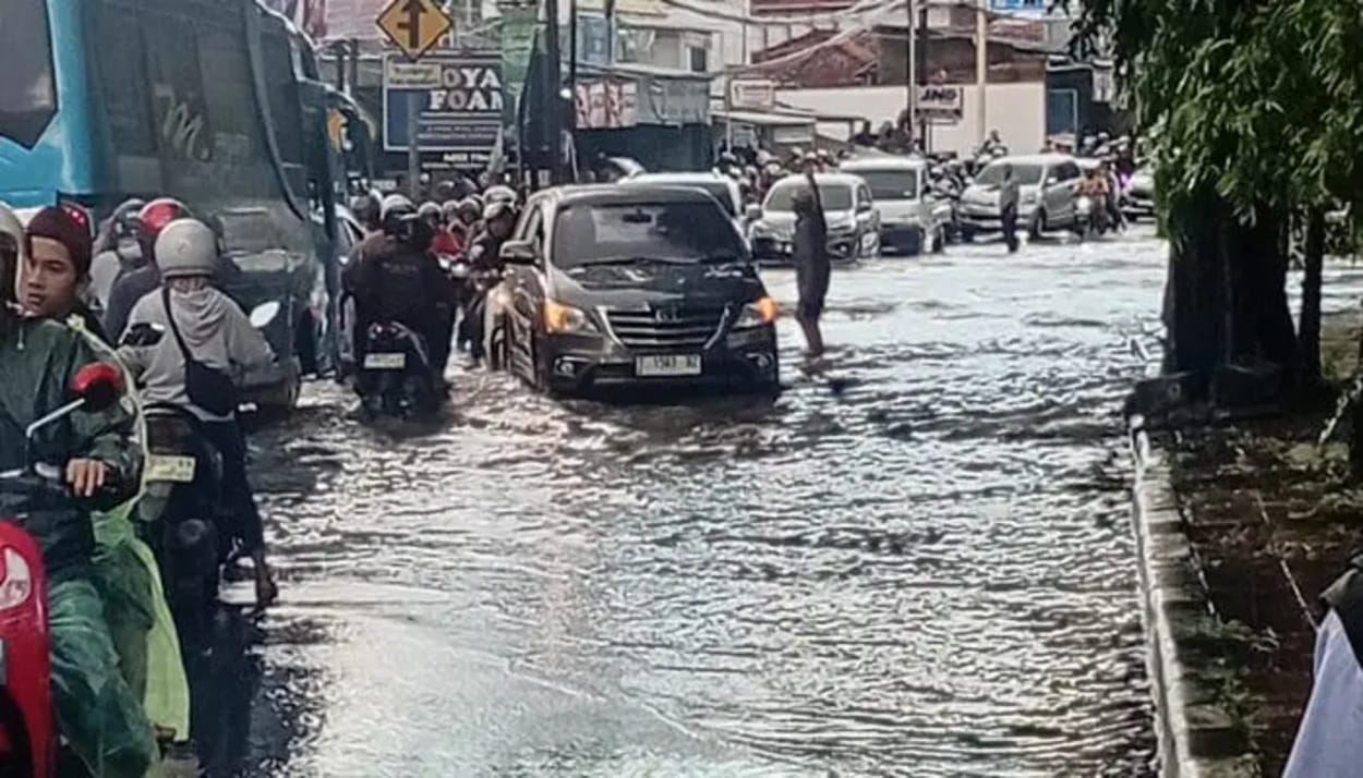 Akibat Drainase Buruk, Jalan Utama di Purwakarta Tergenang Air