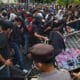 Aksi Unras Tolak UU TNI di Kota Sukabumi Ricuh, Massa-Polisi Chaos Hingga Wartawan Diduga Alami Kekerasan