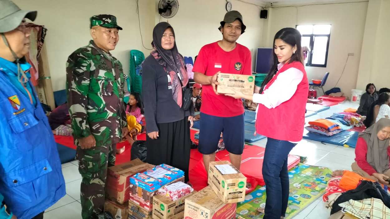 Angie Natesha Berbagi dengan Korban Banjir