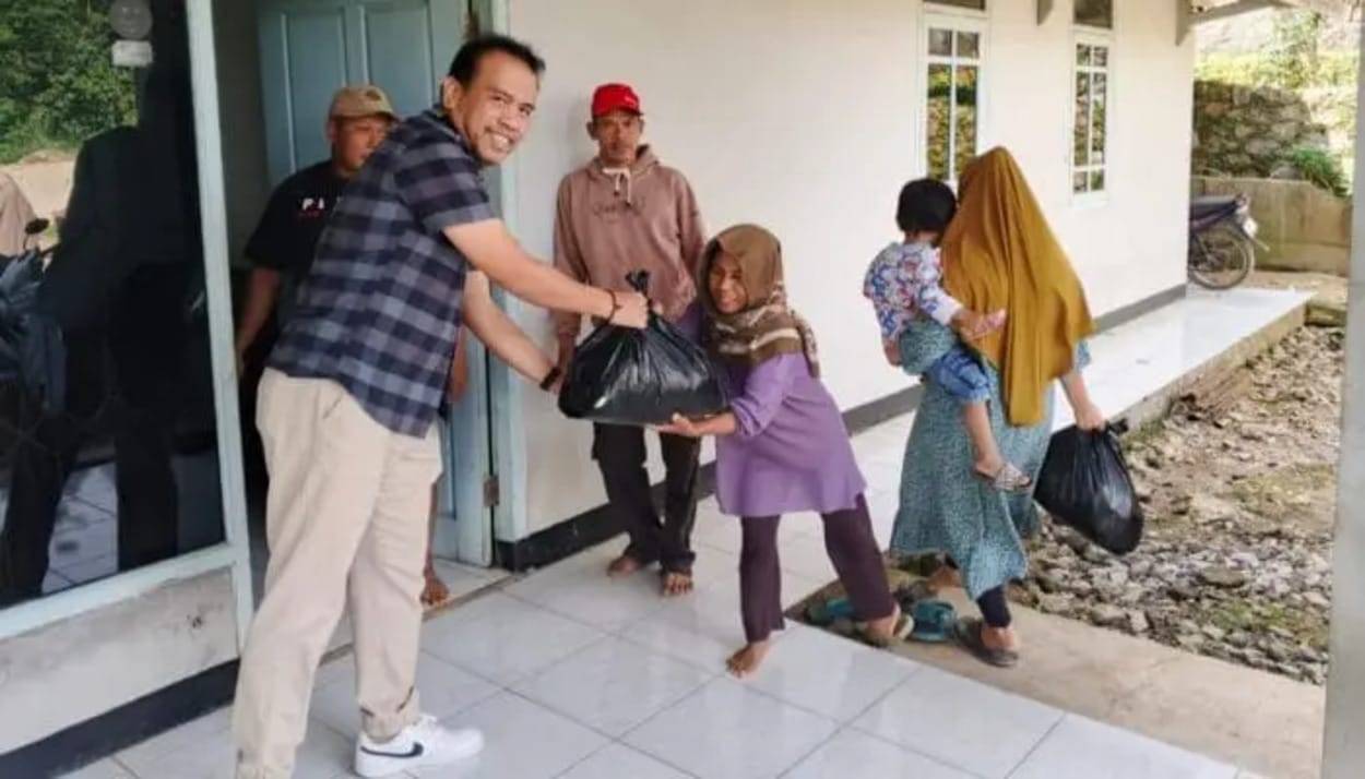 Berbagi Keberkahan di Bulan Ramadan 1446 H, PT MBH Sukabumi Membagikan Paket Sembako Bagi Warga Gunungguruh