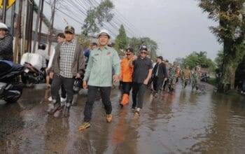 Bupati Bandung Tinjau Lokasi Banjir di Kampung Cidawolong