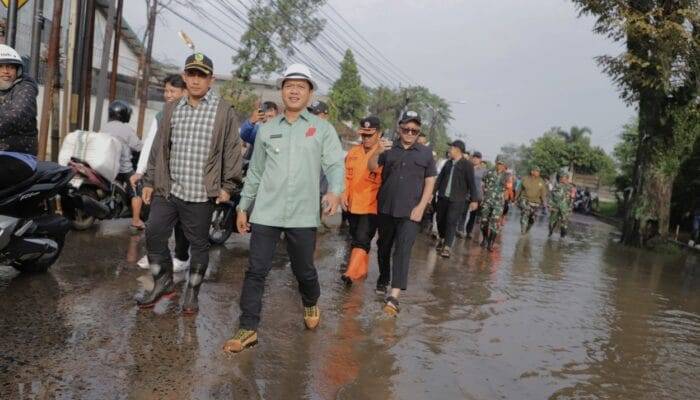 Bupati Bandung Tinjau Lokasi Banjir di Kampung Cidawolong