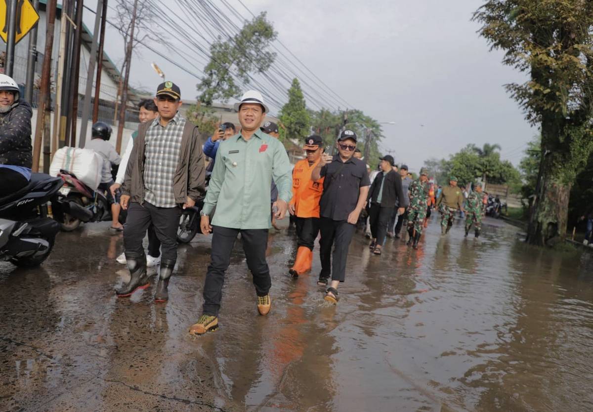 Bupati Bandung Tinjau Lokasi Banjir di Kampung Cidawolong