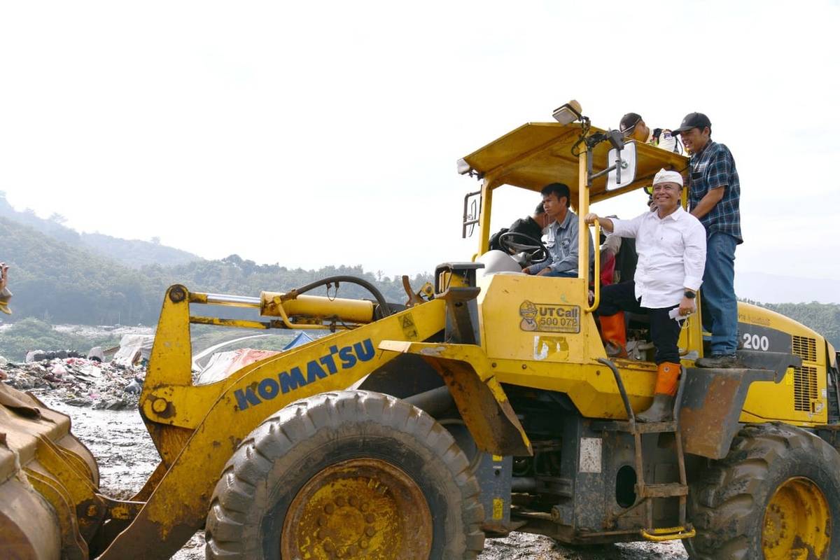 Herman Suryatman Tinjau Lokasi Longsor di TPA Sarimukti