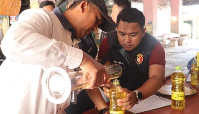 Satgas Pangan Polres Sukabumi Kota & Metrologi Legal Sidak Pasar Gudang Cek Produk Minyak Kita