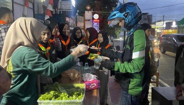 Mapala Simpel STISIP Syamsul Ulum Sukabumi Ajak Ojol Hingga Pengamen Bukber Puasa di Halaman Kampus