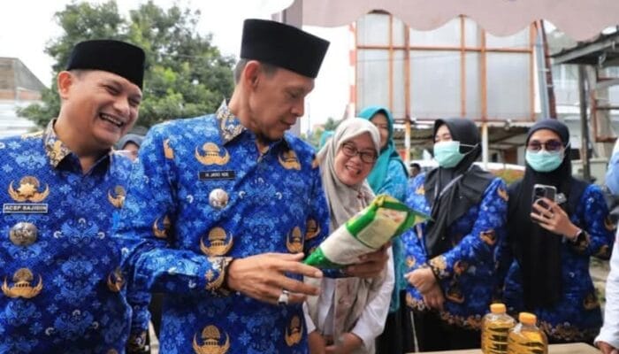 Jaro Ade Datangi Operasi Pasar Bersubsidi di Kecamatan Citeureup
