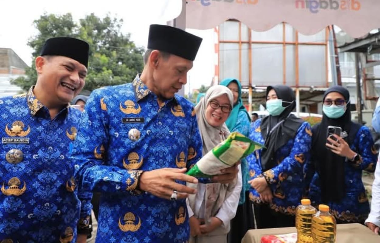 Jaro Ade Datangi Operasi Pasar Bersubsidi di Kecamatan Citeureup