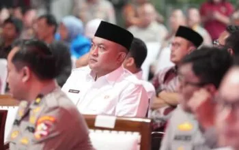 Kapolri Listyo Sigit Memberikan Penghargaan kepada Bupati Bogor