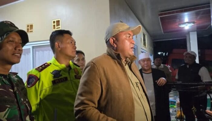 Keluarkan Dana Pribadi, Bupati Bogor Serahkan Bantuan untuk Warga Cisarua