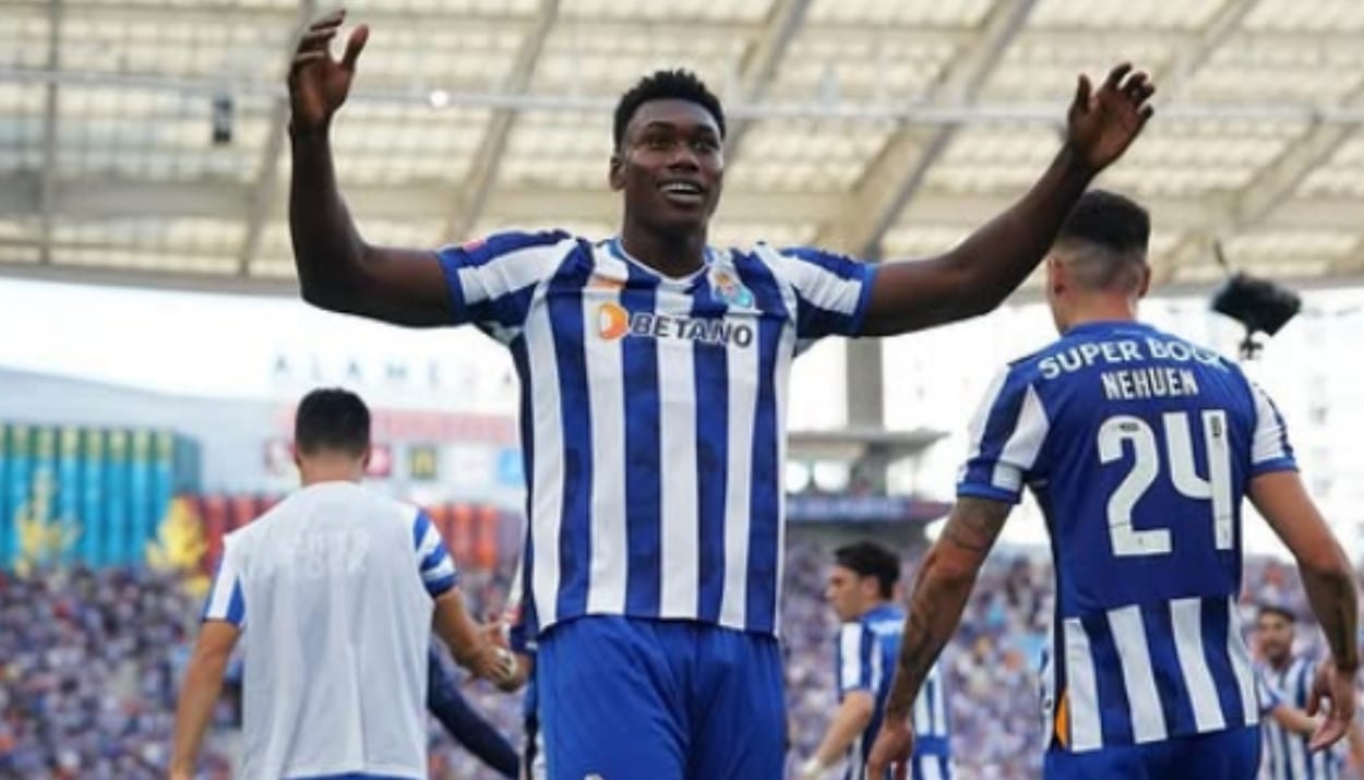Manchester United Berburu Samu Aghehowa