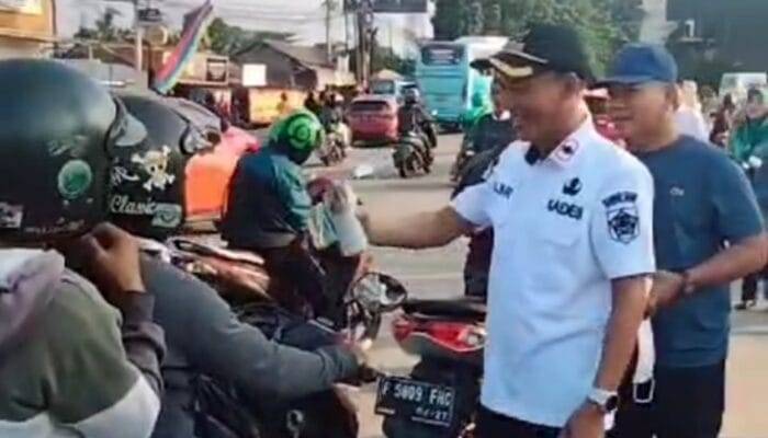 Pemdes Sentul Berbagi Takjil untuk Para Pengendara di Tugu Pancakarsa Bogor