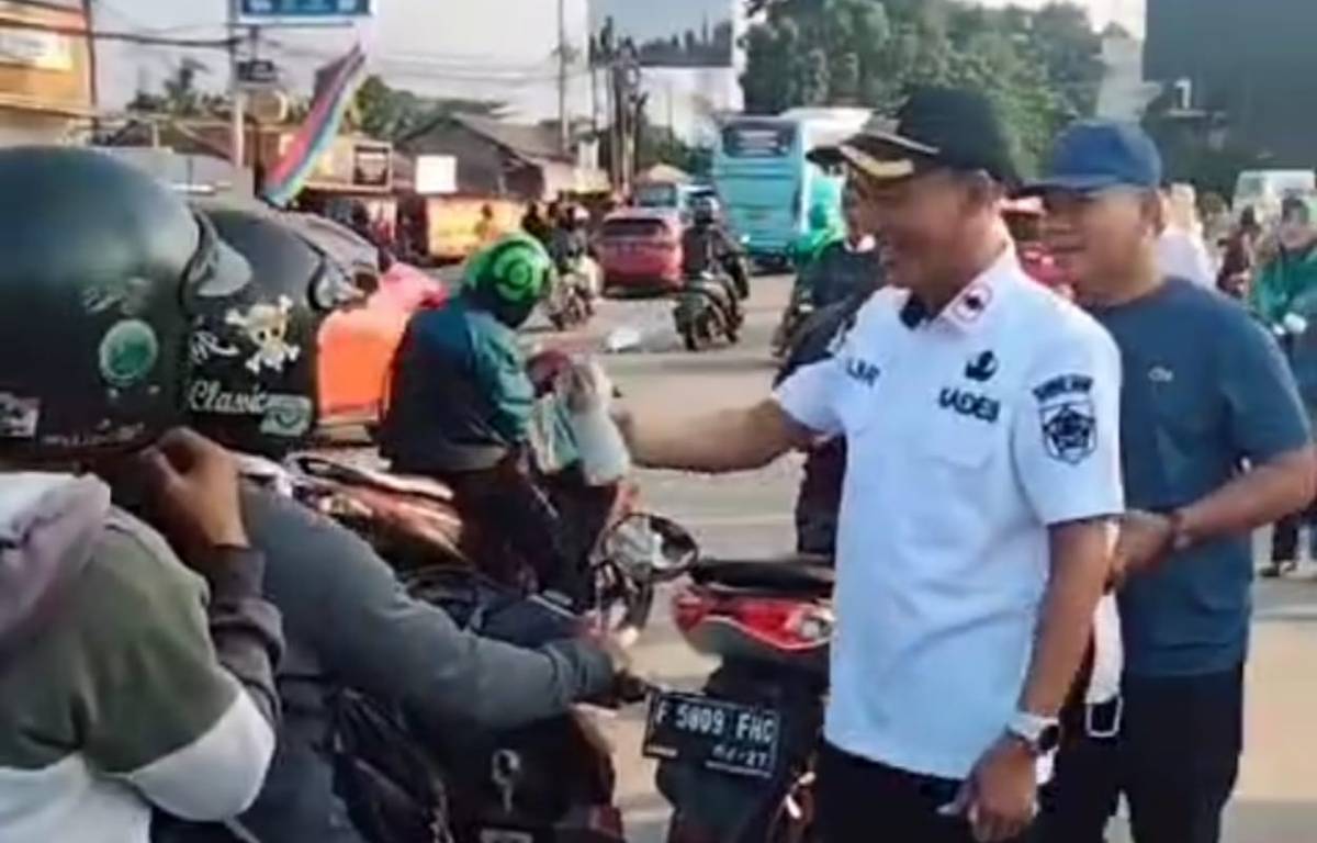 Pemdes Sentul Berbagi Takjil untuk Para Pengendara di Tugu Pancakarsa Bogor