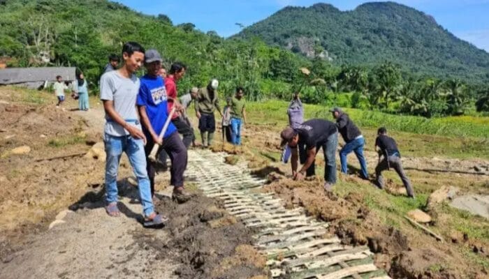 Warga Kampung Cibodas Purwakarta Gotong-royong Tuntaskan Pembuatan Jalan Sementara