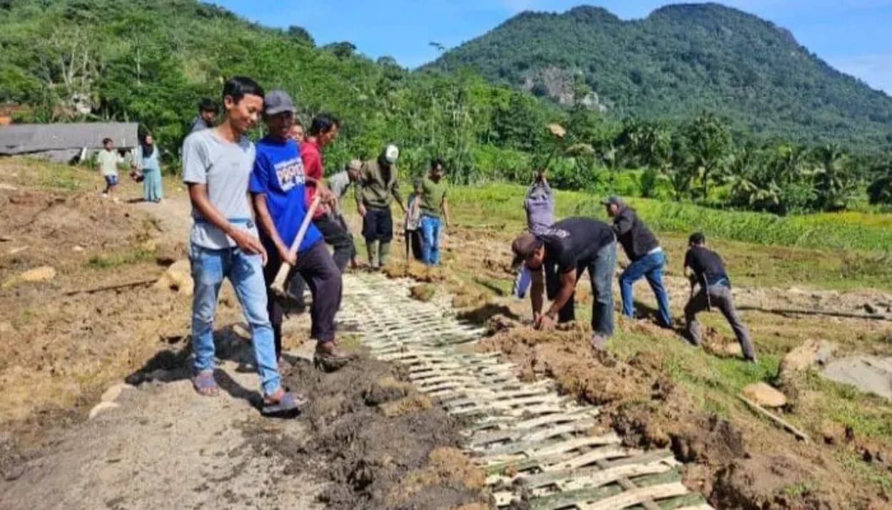 Warga Kampung Cibodas Purwakarta Gotong-royong Tuntaskan Pembuatan Jalan Sementara