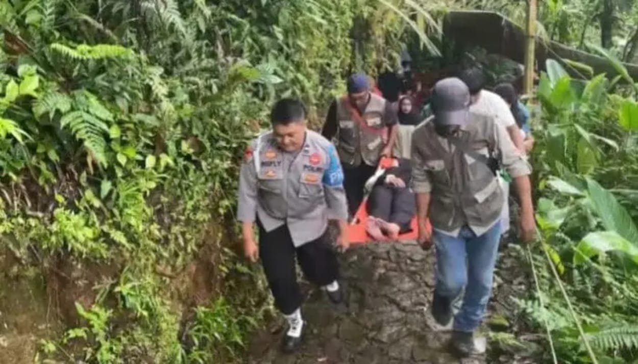Wisatawan Asal Banten Dievakuasi Petugas Pos Pam Wisata Situgunung Sukabumi