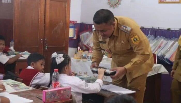 Pasca Banjir, Bupati Bogor Tinjau dan Pastikan Kegiatan Belajar Mengajar Tetap Berjalan di SDN Cipayung 1