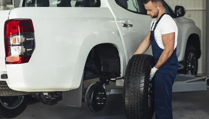 Ban Mobil Habis Sebelah? Ini Penyebabnya dan Solusinya!
