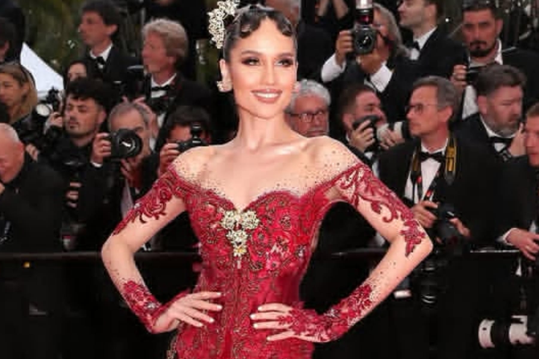 Cinta Laura Menyihir Dunia di Red Carpet Cannes 2025 dengan Kebaya Merah