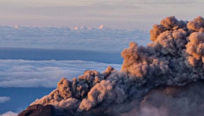 Erupsi Gunung Dukono 2025