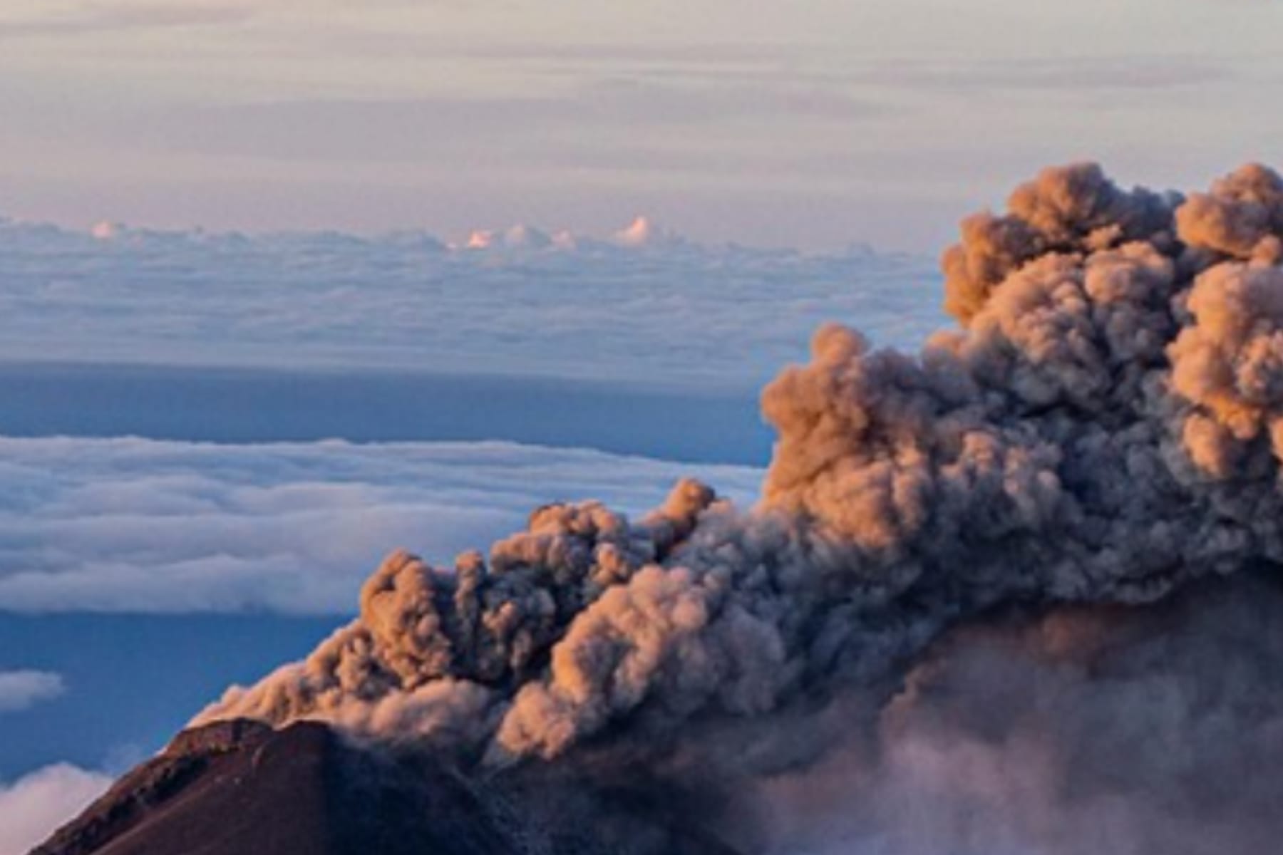 Erupsi Gunung Dukono 2025