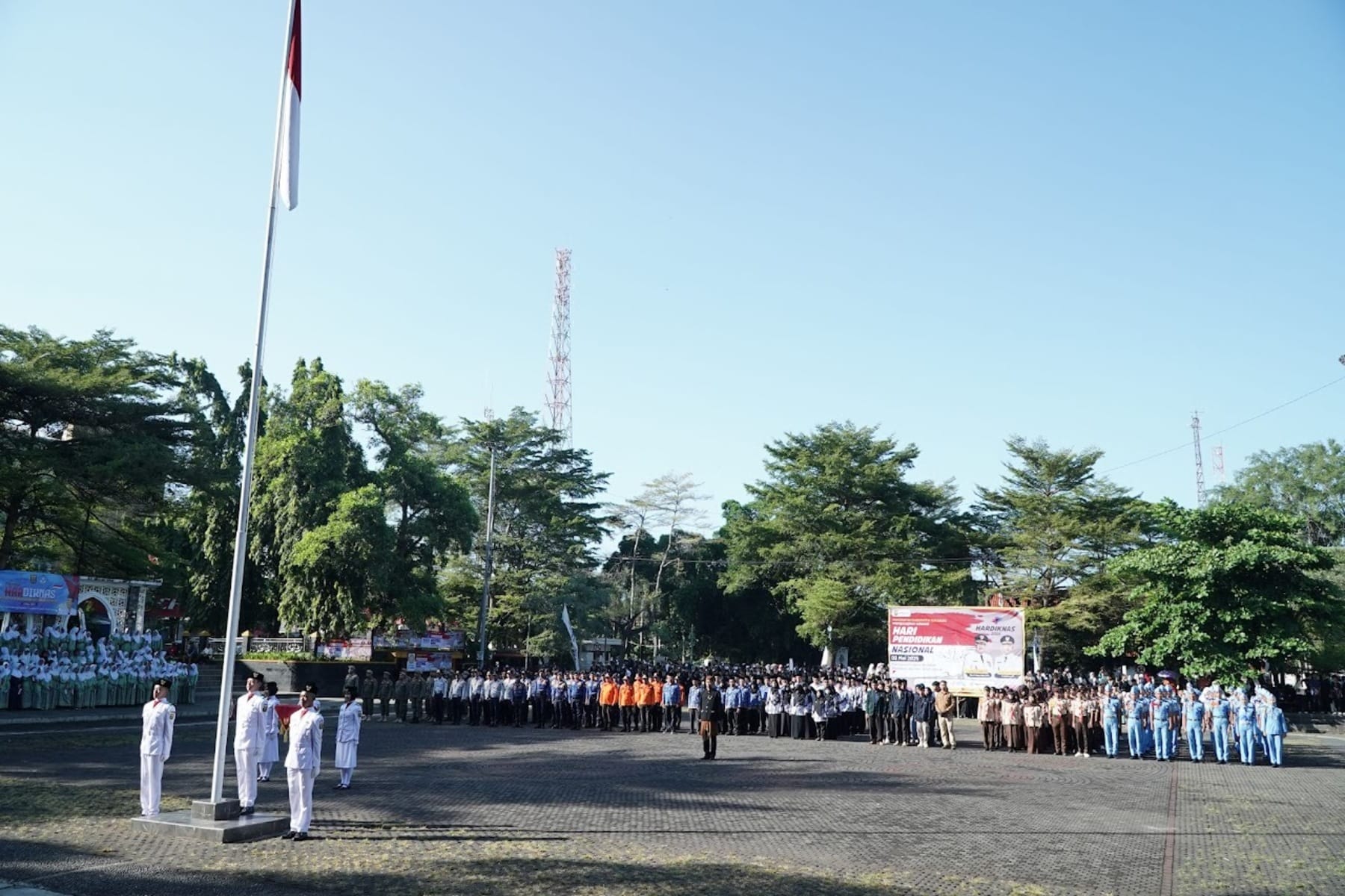 Ketua DPRD Kabupaten Sukabumi Hadiri Upacara Hardiknas 2025
