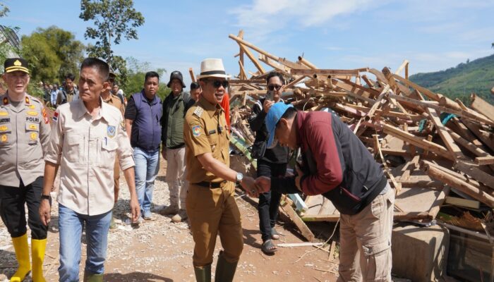 Bupati Bandung Tinjau Lokasi Longsor di Nagreg