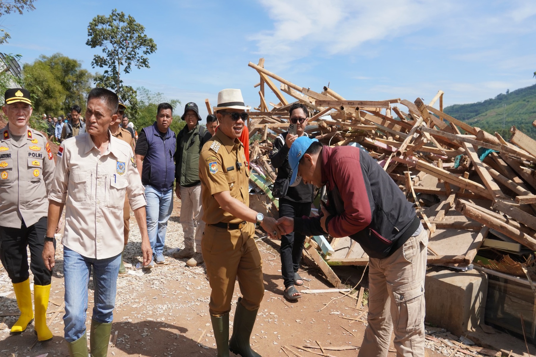 Longsor Hancurkan Kantor Desa di Nagreg, Bupati Bandung Tinjau Lokasi