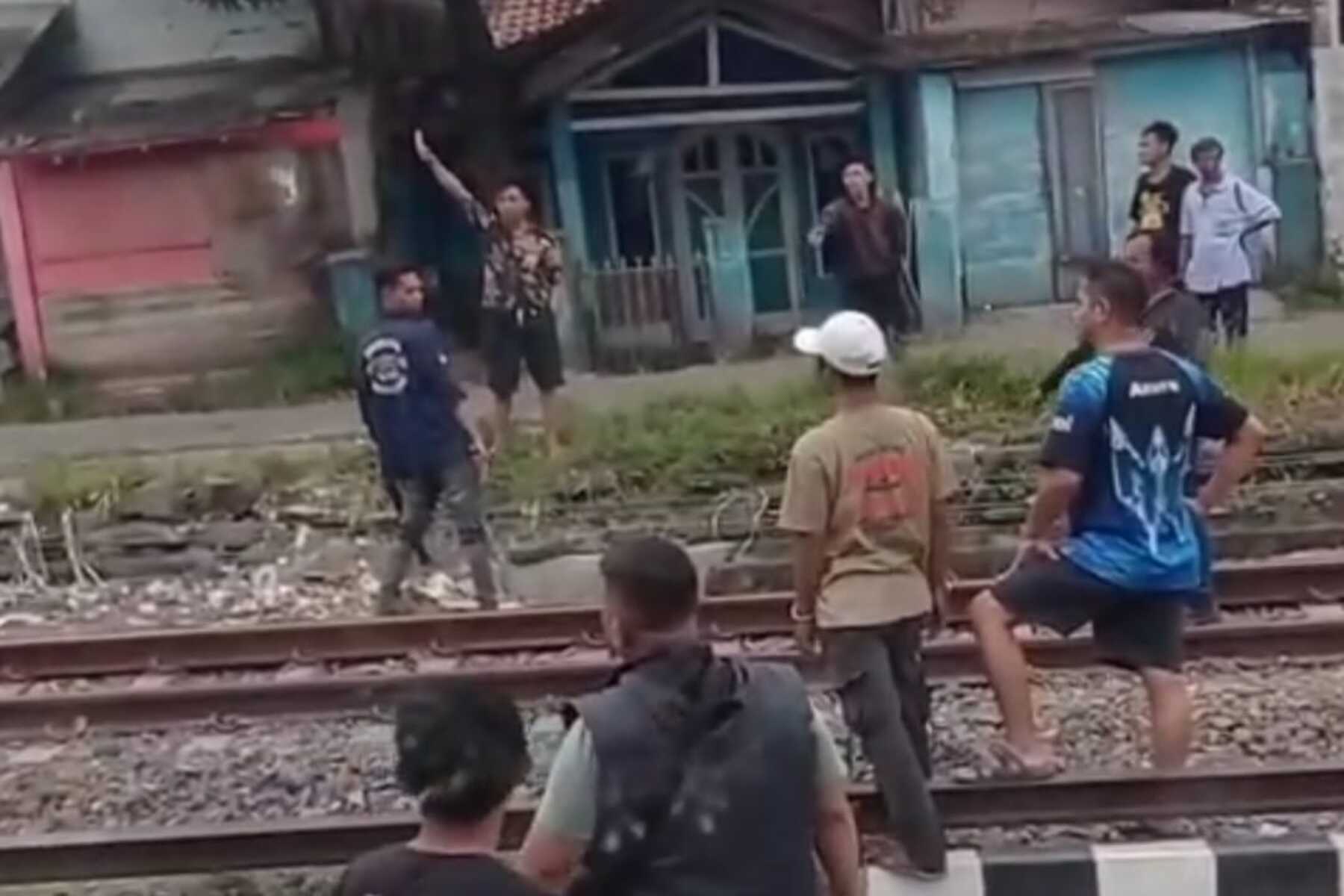 Pemuda Mabuk Ngamuk di Rel Kereta Api di Cianjur Nyaris Dimassa