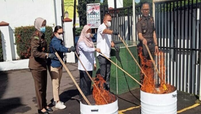 Pemusnahan Barang Bukti Kejari Kota Sukabumi, 59.298 butir Tramadol Dibakar