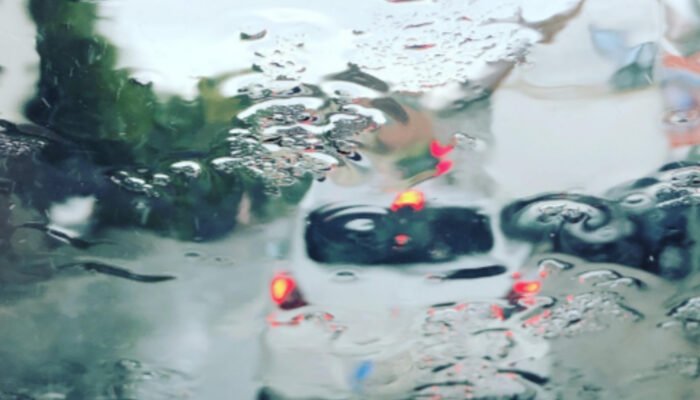 Tips Aman Melewati Genangan Air dengan Mobil Listrik