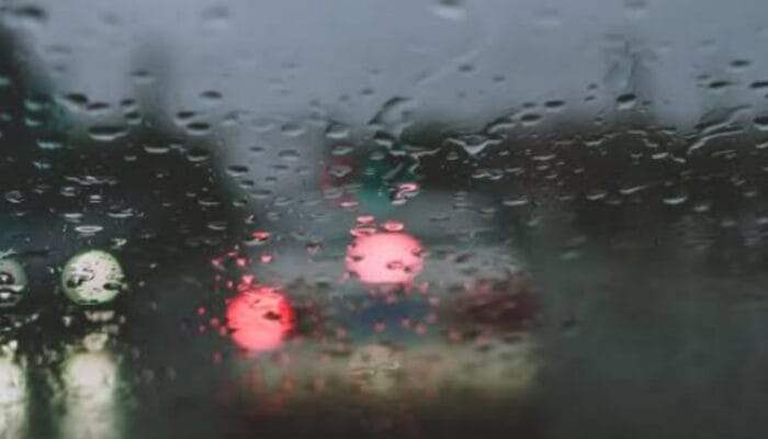 Tips Mengemudi Aman di Musim Hujan