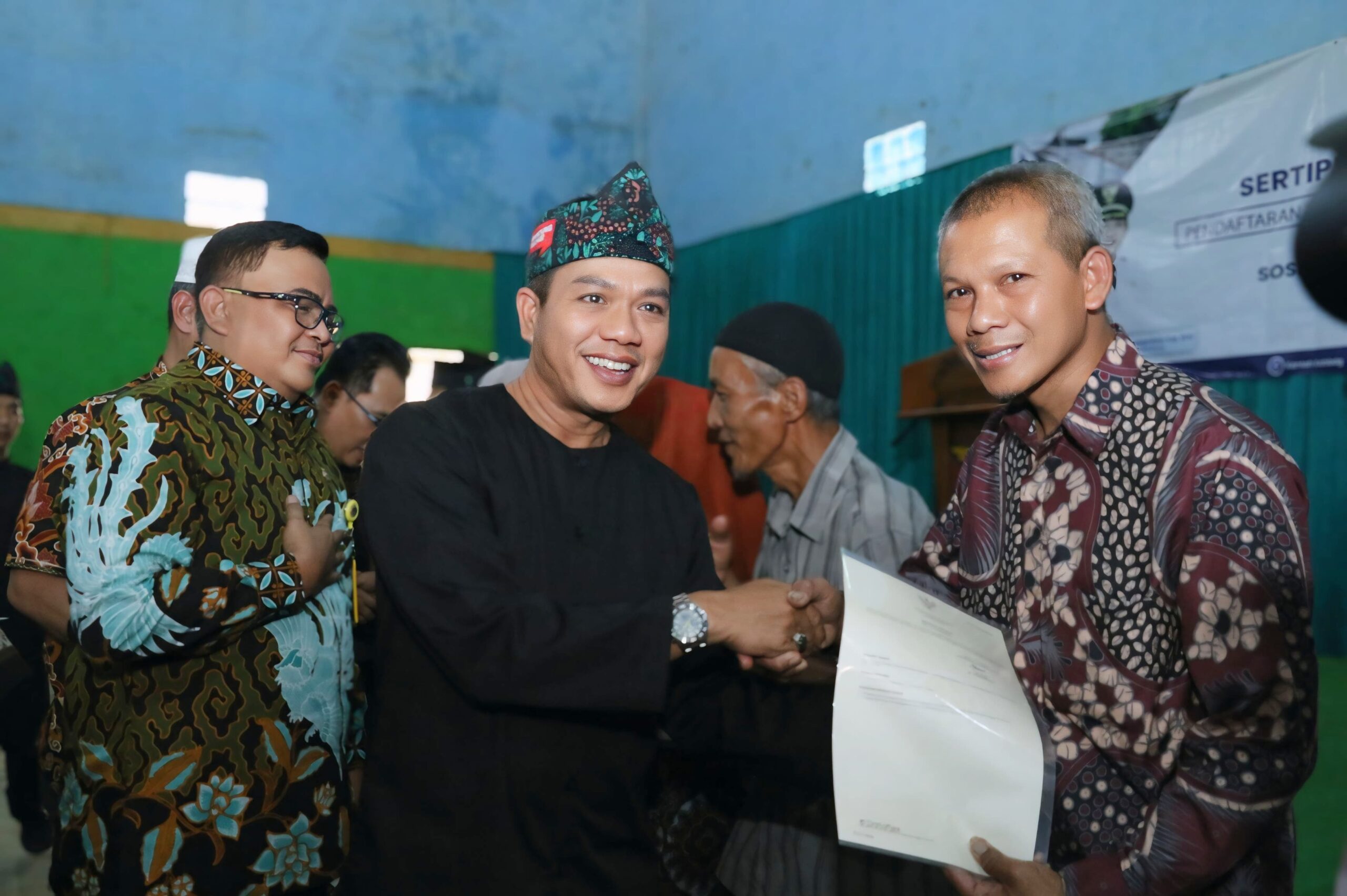 Bupati Bandung Serahkan 569 Sertipikat Tanah PTSL di Ciparay