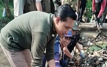 Bupati Cianjur dan Warga Bersihkan Sampah di Saluran Irigasi