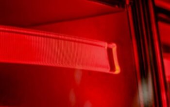 Mengapa Lampu Belakang Mobil Berwarna Merah dan Lebih Terang