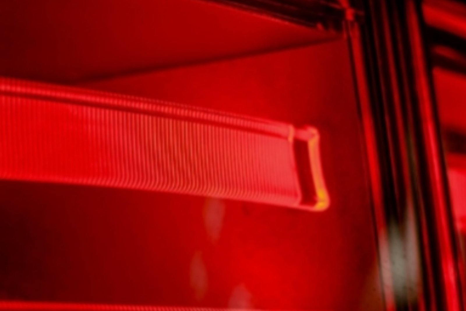 Mengapa Lampu Belakang Mobil Berwarna Merah dan Lebih Terang