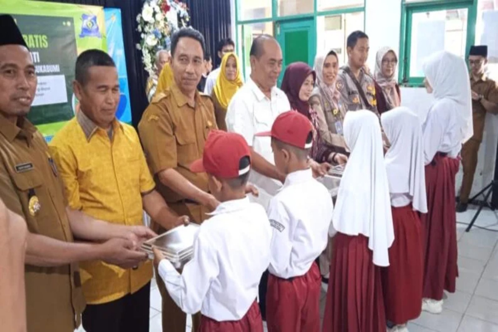 Sesditjen Kemhan RI Brigjen TNI Rabimin Tinjau Program MBG di SDN Perbawati Sukabumi