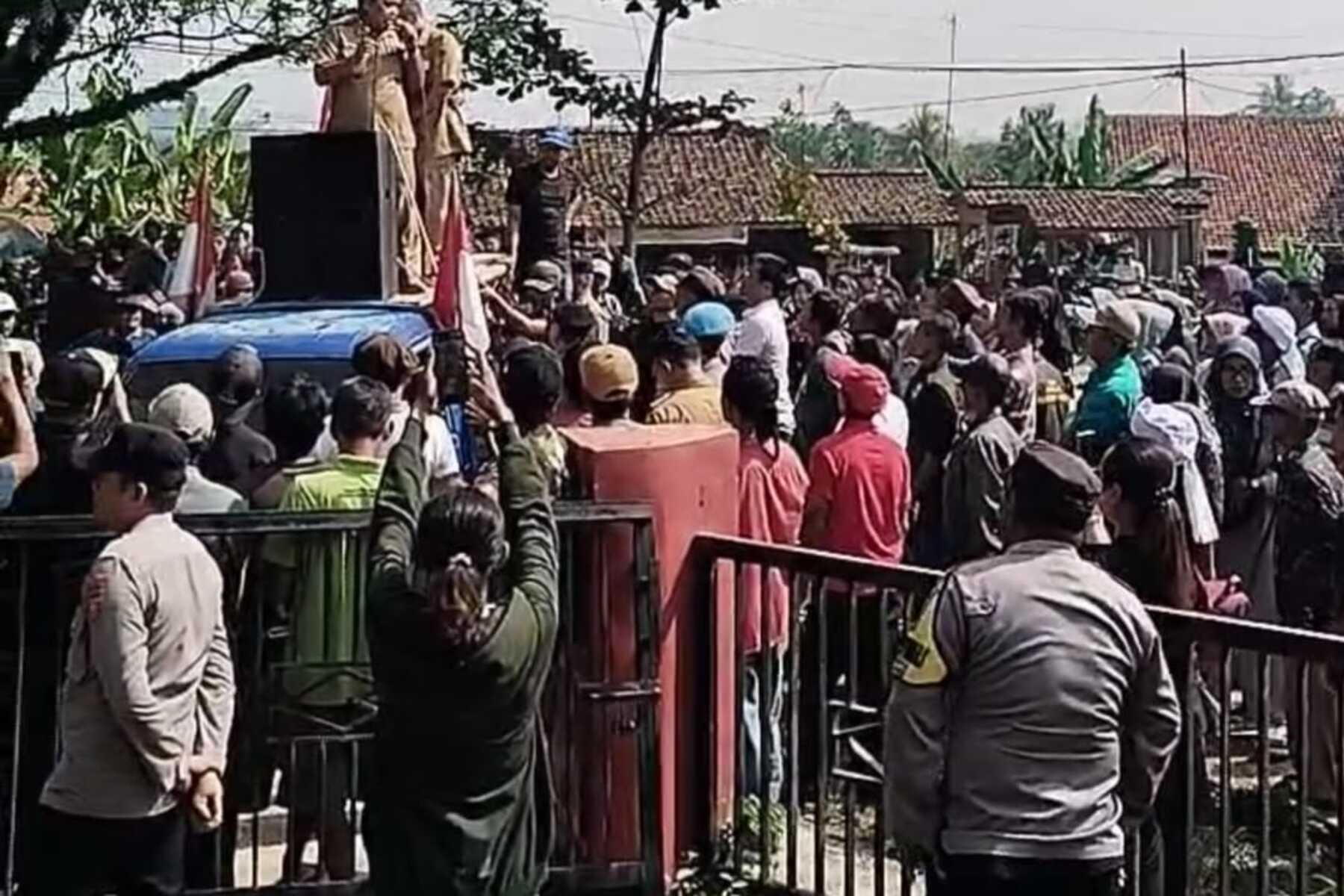 Warga Desa Cibarengkok Cianjur Tuntut Kades Mundur