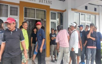 Warga Tolak Buka Segel Kantor Desa Cibarengkok Cianjur, Tuntut Kades Mundur