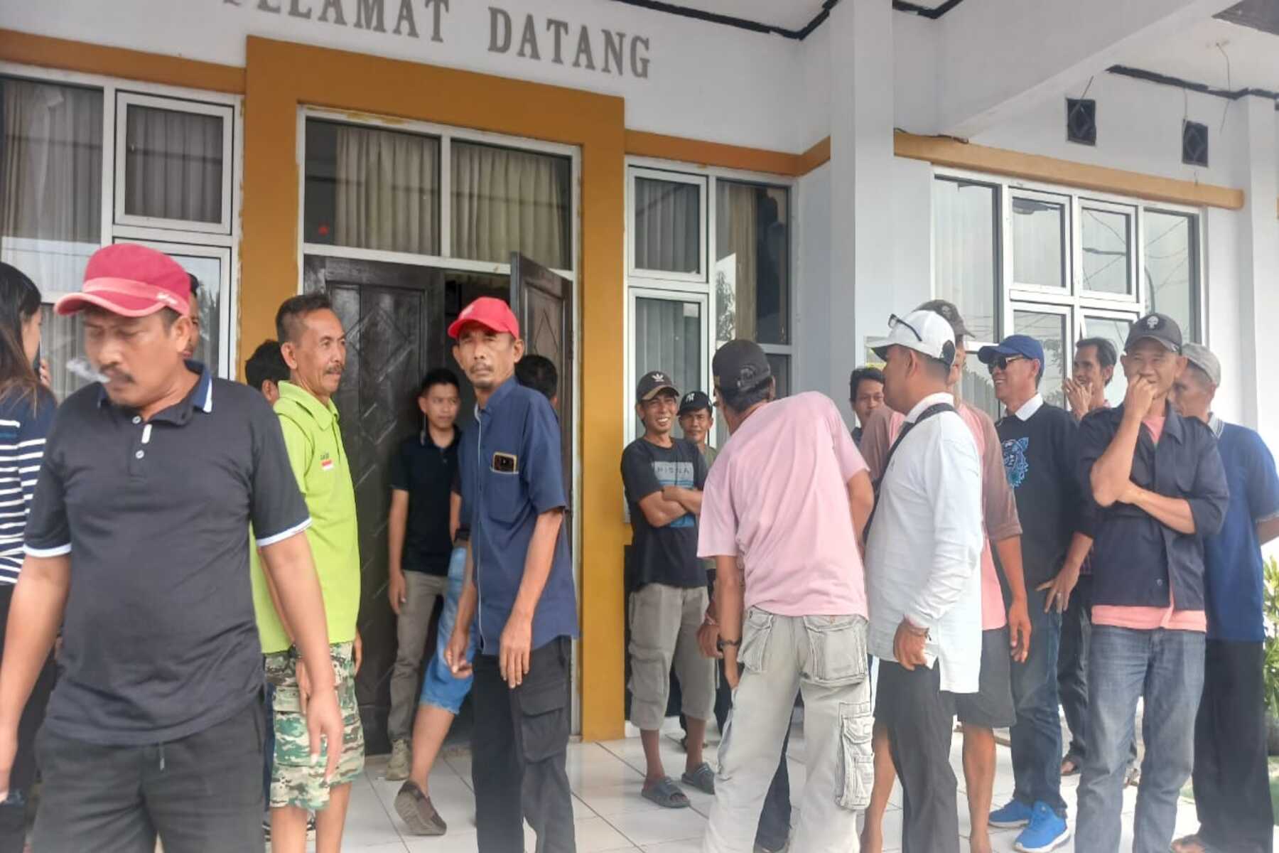 Warga Tolak Buka Segel Kantor Desa Cibarengkok Cianjur, Tuntut Kades Mundur